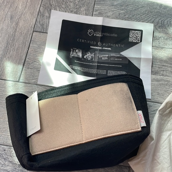 Chanel tote - Picture 14 of 17